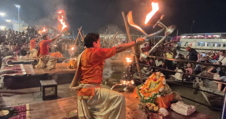 दशाश्वमेध घाट पर मंगलवार को अपने पारंपरिक स्थान पर हुई मां गंगा की आरती।