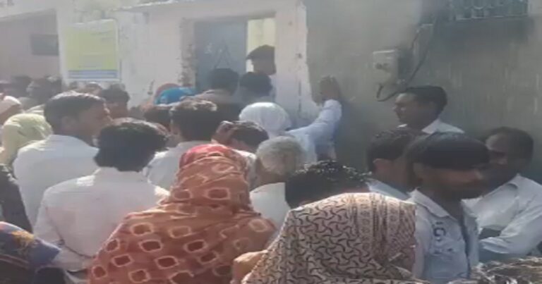 ग्रेटर नोएडा के रबूपुरा थाना क्षेत्र में पति-पत्नी और उनके तीन बच्चों की संदिग्ध परिस्थितियों में मौत के मामले में पुलिस और फॉरेंसिक टीम जांच कर रही है।