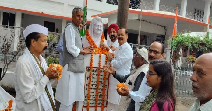 सदाकत आश्रम में इंदिरा गांधी और सरदार वल्लभभाई पटेल को श्रद्धांजलि देते कांग्रेस नेता।