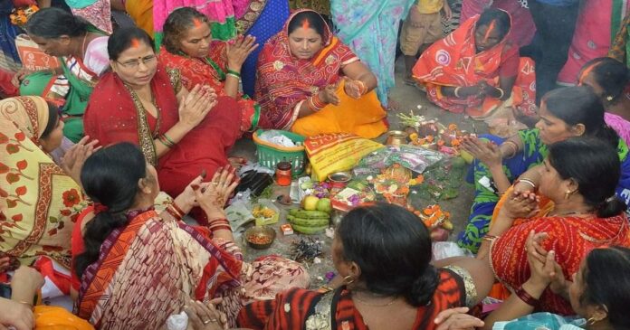 जितिया व्रत में भगवान जीमूतवाहन की पूजा करती महिलाएं
