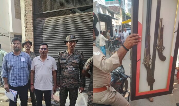 वाराणसी एयर शो से पहले जेरगुल्लर मोहल्ले में कबूतर हटाने के अभियान के दौरान कार्रवाई करती संयुक्त टीम