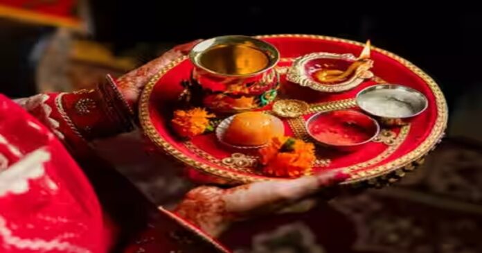 करवा चौथ पर चंद्र दर्शन के बाद व्रत खोलने की परंपरा है।