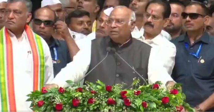 पटना में कार्यक्रम के दौरान कांग्रेस अध्यक्ष मल्लिकार्जुन खरगे ने बीजेपी सरकारों पर निशाना साधा।