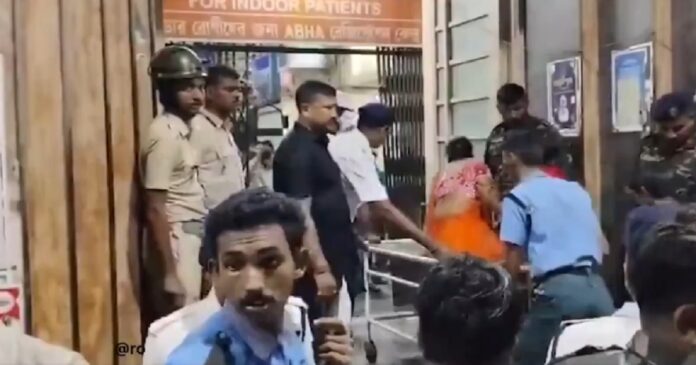 चोरबागान दुर्गा पूजा पंडाल में हादसे के बाद सुरक्षा व्यवस्था पर उठे सवाल।
