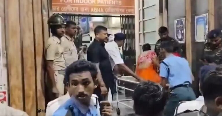 चोरबागान दुर्गा पूजा पंडाल में हादसे के बाद सुरक्षा व्यवस्था पर उठे सवाल।
