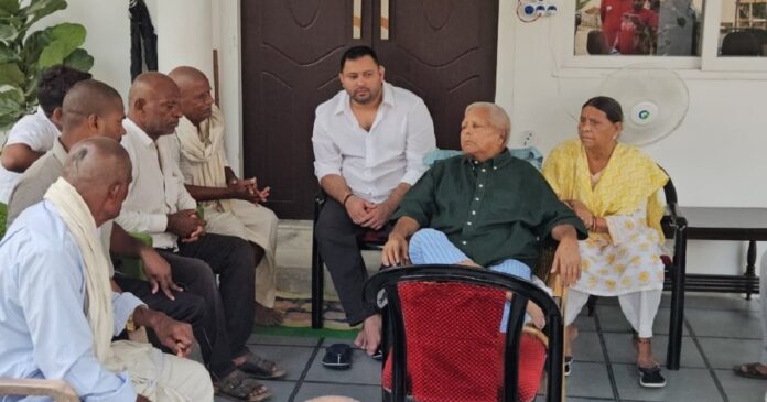 राघोपुर नाव हादसे के पीड़ित परिवारों से पटना में मिले लालू प्रसाद यादव