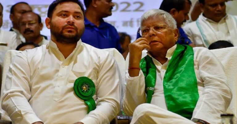 वोट बचाओ देश बचाओ रैली के लिए दिल्ली रवाना होते लालू प्रसाद यादव और तेजस्वी यादव