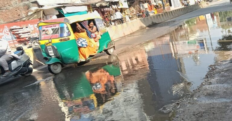 सामने घाट ट्रॉमा सेंटर मार्ग पर नाले का पानी बहने से परेशानी