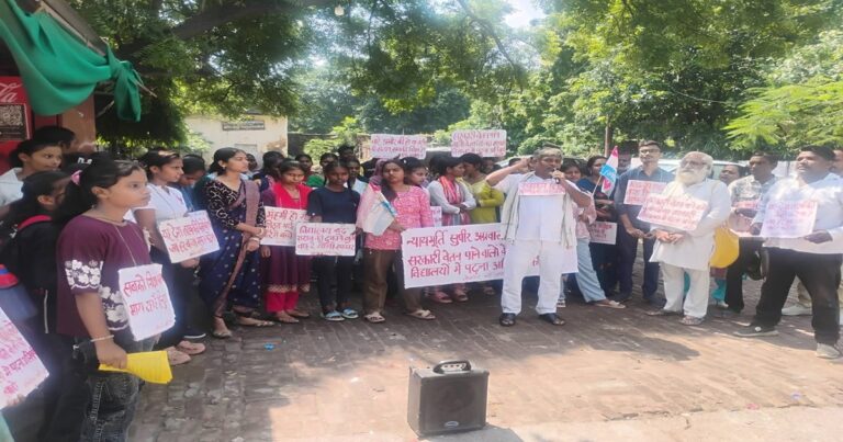 लखनऊ में समान शिक्षा प्रणाली की मांग को लेकर प्रदर्शन करते संदीप पाण्डेय और समर्थक