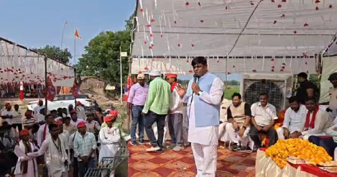वाराणसी में शिक्षा और सामाजिक जागरूकता पर बोलते मुकेश सहनी।