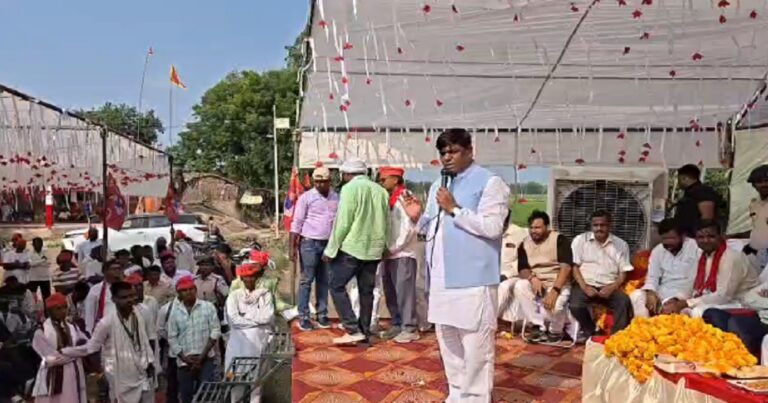 वाराणसी में शिक्षा और सामाजिक जागरूकता पर बोलते मुकेश सहनी।