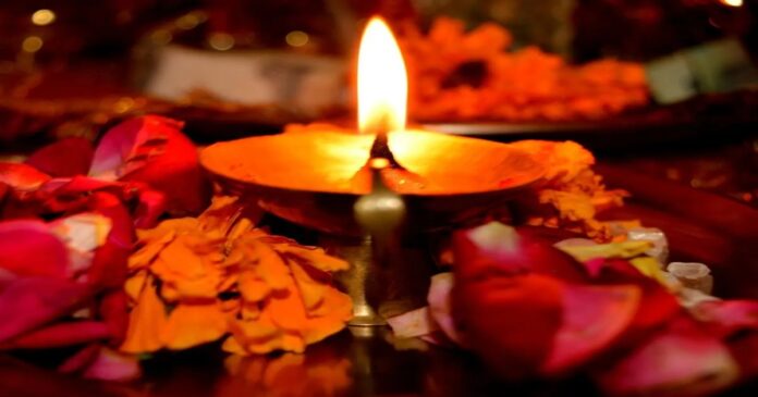 शारदीय नवरात्रि में मां दुर्गा की पूजा के दौरान अखंड ज्योत जलाने की परंपरा है।