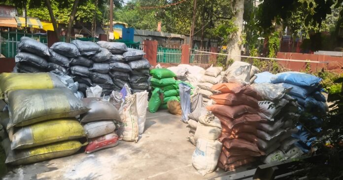 वाराणसी के गोला दीनानाथ में कोतवाली पुलिस ने अवैध रूप से रखी गई पटाखा निर्माण सामग्री बरामद की। मामले में गोदाम मालिक को गिरफ्तार किया गया।