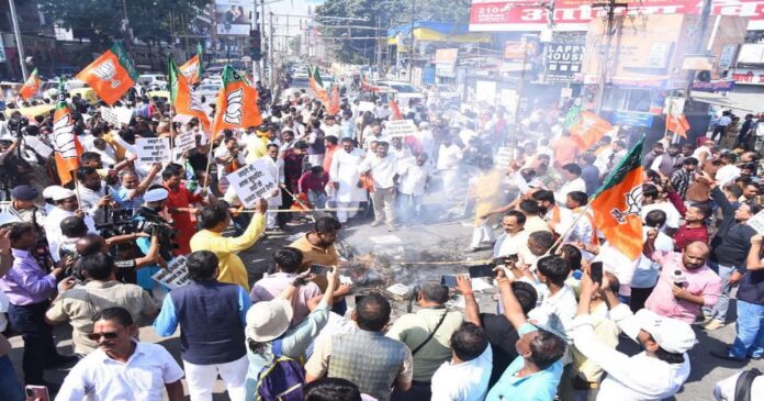 पटना में कांग्रेस अध्यक्ष मल्लिकार्जुन खरगे की टिप्पणी के विरोध में पुतला दहन करते बीजेपी कार्यकर्ता।
