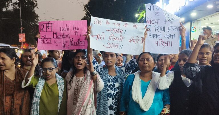 ‘रात हमारी, सड़क हमारी’ मार्च से पहले छात्राएं हिरासत में, बारिश के बीच महिलाओं ने किया प्रदर्शन