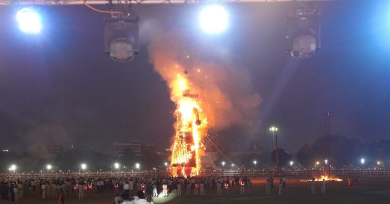 पटना के गांधी मैदान में विजयादशमी पर रावण, कुंभकर्ण और मेघनाथ के पुतलों का दहन किया गया।