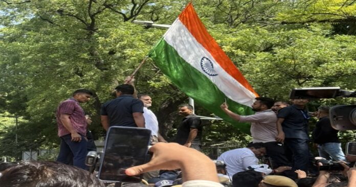 चुनाव आयोग तक मार्च रोके जाने के बाद धरने पर बैठे विपक्षी नेता