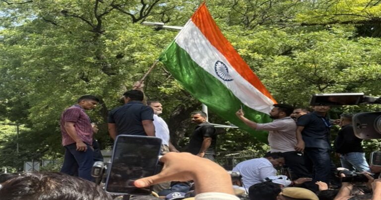 चुनाव आयोग तक मार्च रोके जाने के बाद धरने पर बैठे विपक्षी नेता