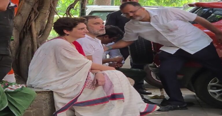 चुनाव आयोग के खिलाफ प्रदर्शन के दौरान राहुल गांधी और प्रियंका गांधी