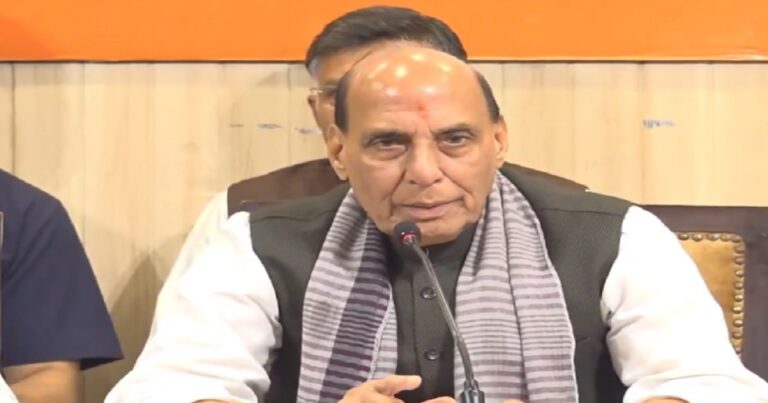 लखनऊ में प्रेस कॉन्फ्रेंस के दौरान रक्षा मंत्री राजनाथ सिंह ने विपक्ष पर लगाए आरोप।