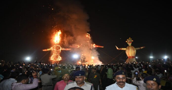 बरेका खेलकूद स्टेडियम में विजयादशमी पर रावण, कुंभकर्ण और मेघनाद के पुतलों का दहन किया गया।