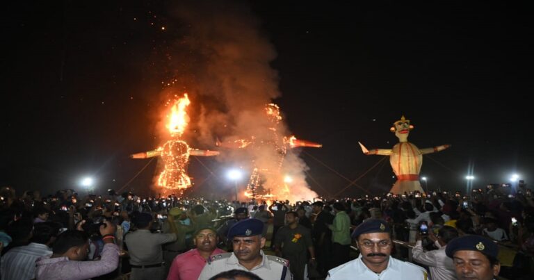 बरेका खेलकूद स्टेडियम में विजयादशमी पर रावण, कुंभकर्ण और मेघनाद के पुतलों का दहन किया गया।