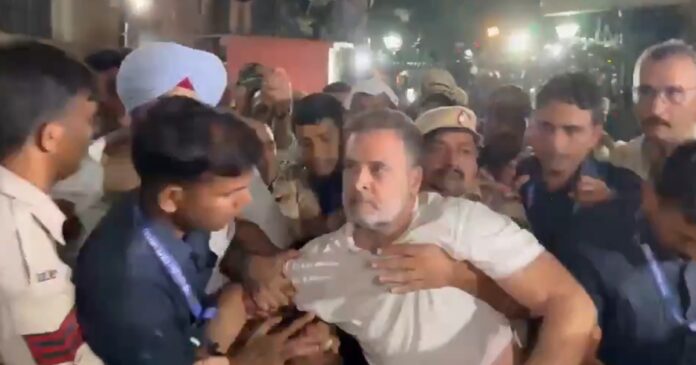 दिल्ली में जंतर-मंतर जाने से रोके जाने के बाद सड़क पर धरने पर बैठे राहुल गांधी और विपक्षी सांसद।