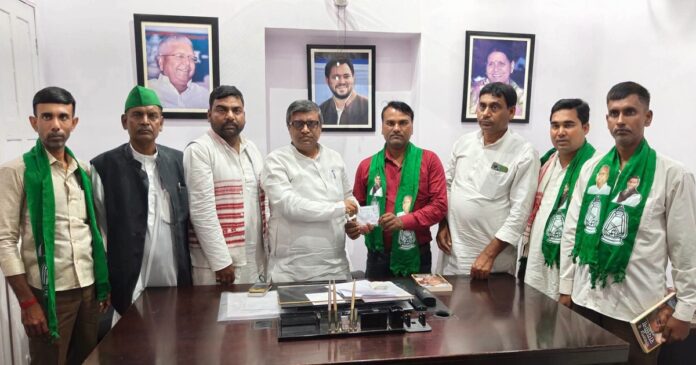 राजद में शामिल हुए आदिवासी समाज के लोगों को सदस्यता दिलाते रणविजय साहू