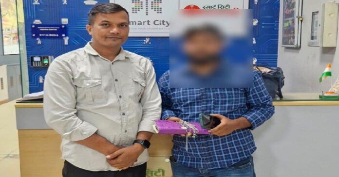 कमांड सेंटर सिगरा की पुलिस टीम ने सीसीटीवी कैमरों की मदद से खोजा महिला का खोया बैग।