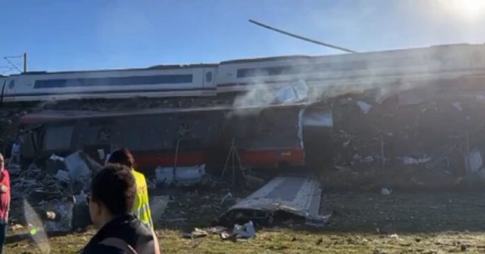 स्पेन में Renfe AVE और Iryo हाई-स्पीड ट्रेनों की टक्कर के बाद दुर्घटनास्थल का दृश्य