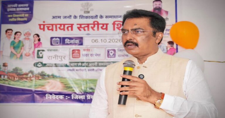 दरभंगा के रानीपुर में सहयोग शिविर में लोगों की समस्याएं सुनते भाजपा प्रदेश अध्यक्ष संजय सरावगी।