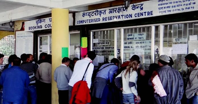 तत्काल टिकट बुक करने से पहले जानें AC और स्लीपर की टाइमिंग, आधार वेरिफिकेशन और कैंसिलेशन के नियम।