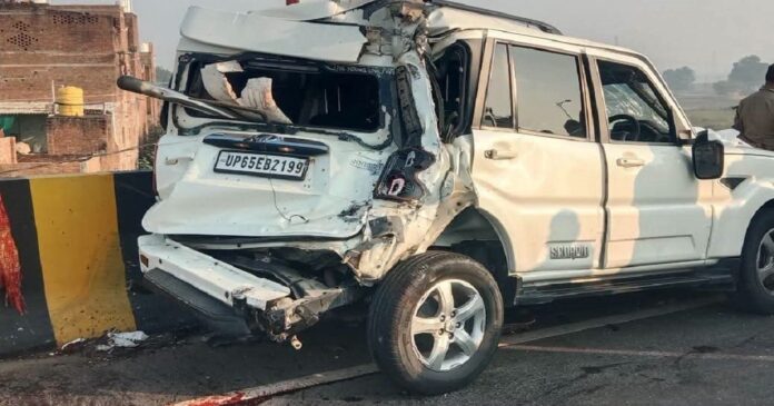 मिर्जामुराद के रूपापुर ओवरब्रिज के पास ट्रक की टक्कर से क्षतिग्रस्त स्कॉर्पियो।