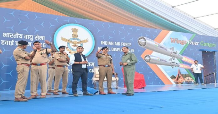 वाराणसी में एयर शो से पहले पुलिस, प्रशासन और एयर फोर्स के अधिकारियों ने सुरक्षा एवं यातायात व्यवस्था का निरीक्षण किया।