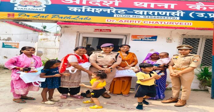 मिशन शक्ति अभियान 6.0 के तहत परिवार परामर्श केंद्र में सफल मध्यस्थता से सुलह करने वाले परिवारों को साड़ी और मिठाई भेंट करते पुलिस अधिकारी।