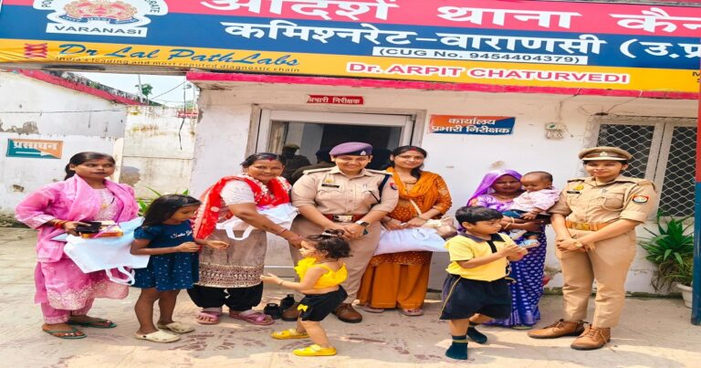 मिशन शक्ति अभियान 6.0 के तहत परिवार परामर्श केंद्र में सफल मध्यस्थता से सुलह करने वाले परिवारों को साड़ी और मिठाई भेंट करते पुलिस अधिकारी।